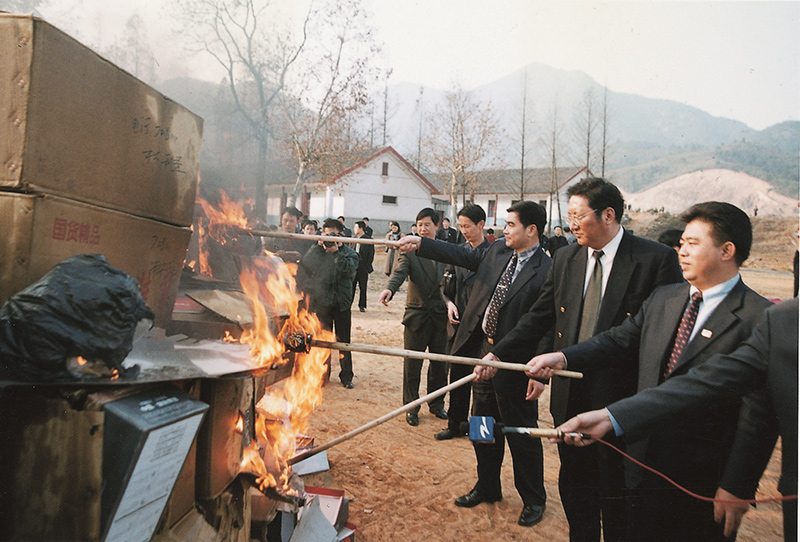1999年12月15日，尊龙凯时集团董事长王振滔在杭州火烧假冒温州鞋，洗雪温州多年耻辱。_副本.jpg